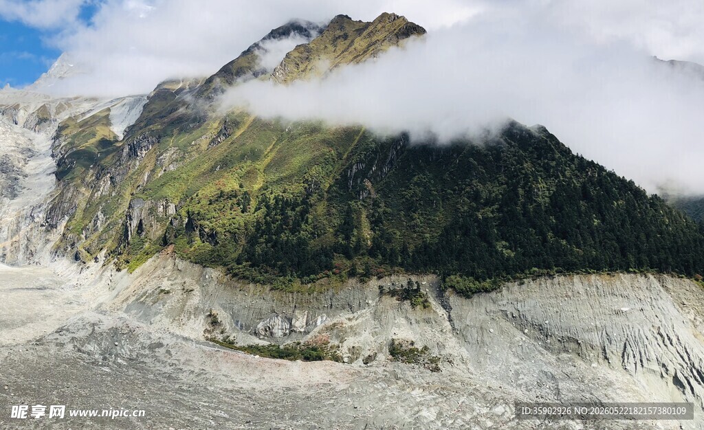 云雾缭绕的壮丽高山景观