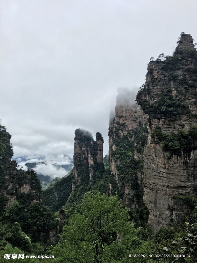 云雾缭绕的奇峰峻岭