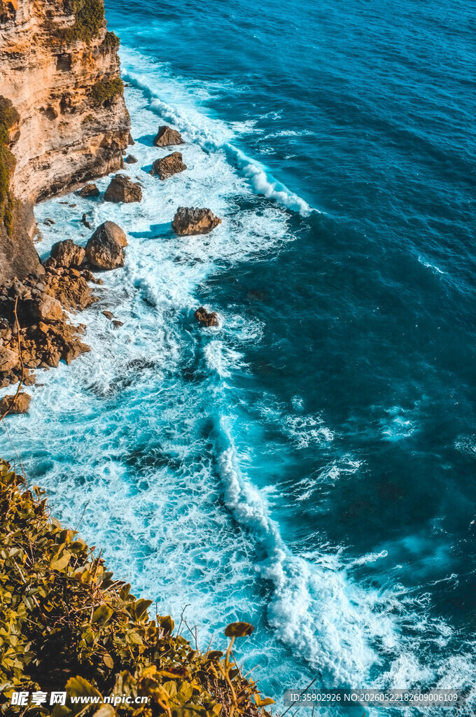 海岸边壮阔的海浪与礁石