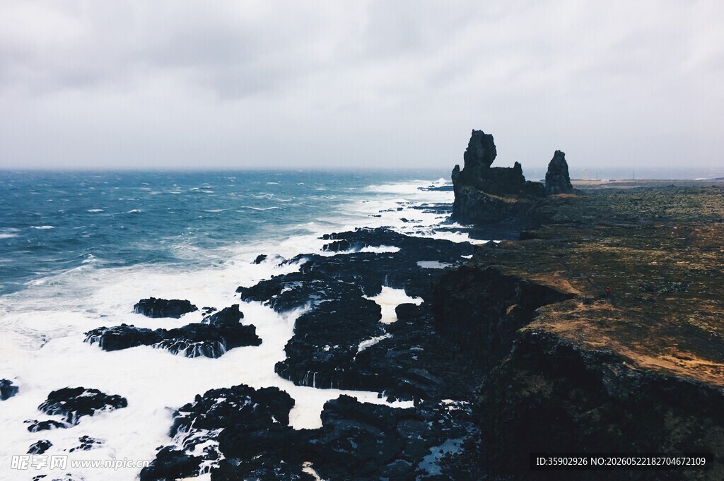 海岸边的嶙峋怪石与海浪