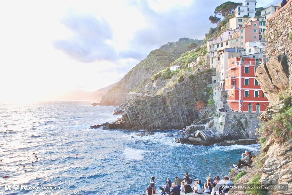 海边悬崖上的多彩建筑