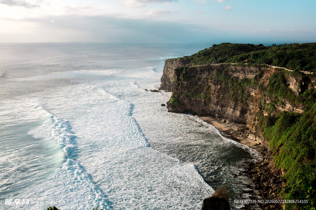 海岸悬崖边的壮阔海浪景观