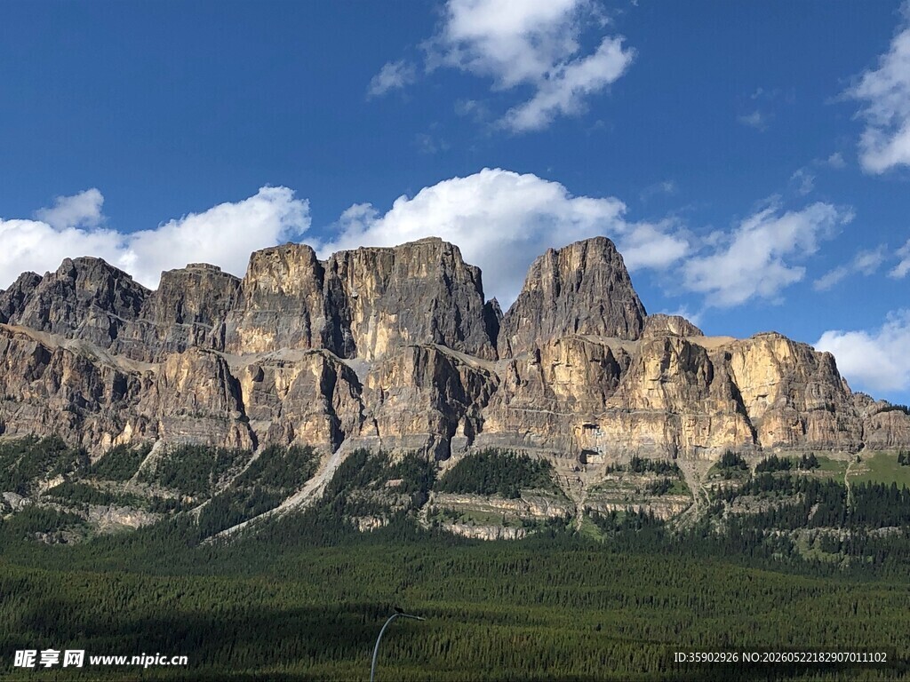 壮丽山峦与蓝天美景