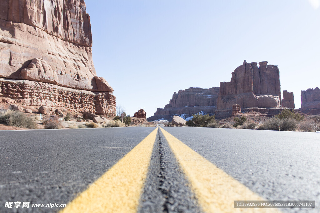 荒漠公路远方壮丽风景