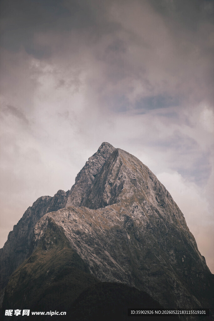 巍峨山峰天际云雾缭绕