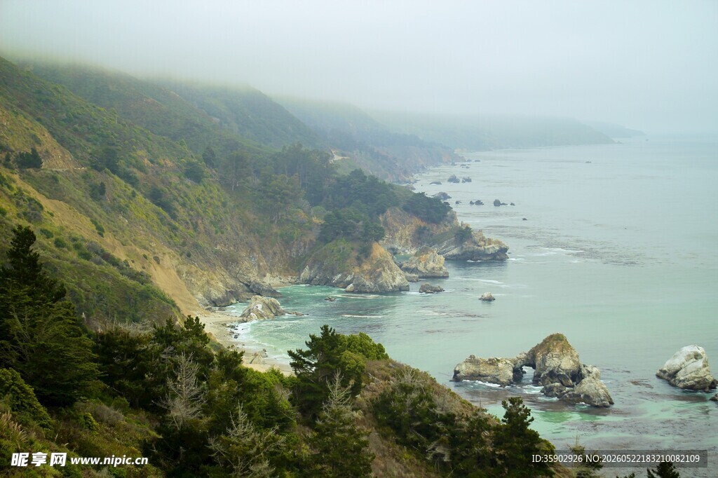 海岸美景山峦与海洋交织
