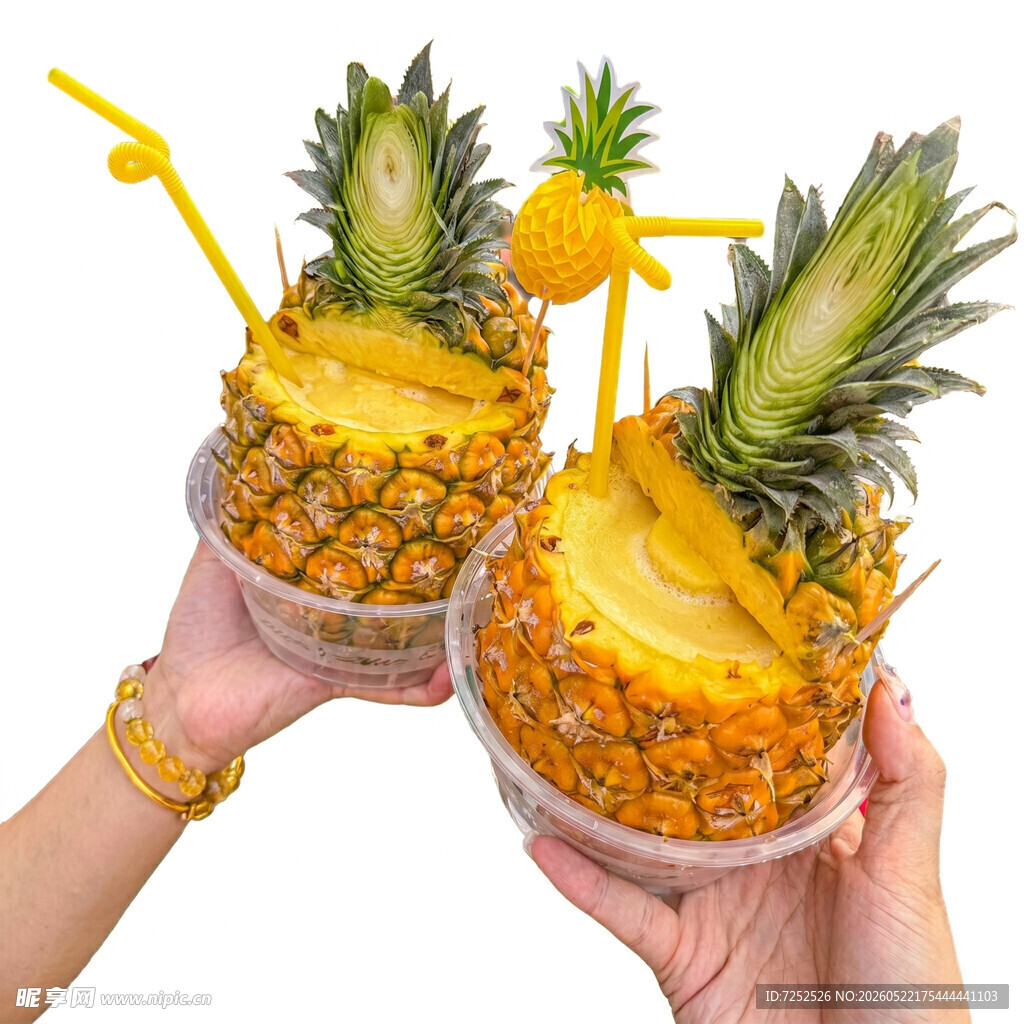 手持美味菠萝水果杯