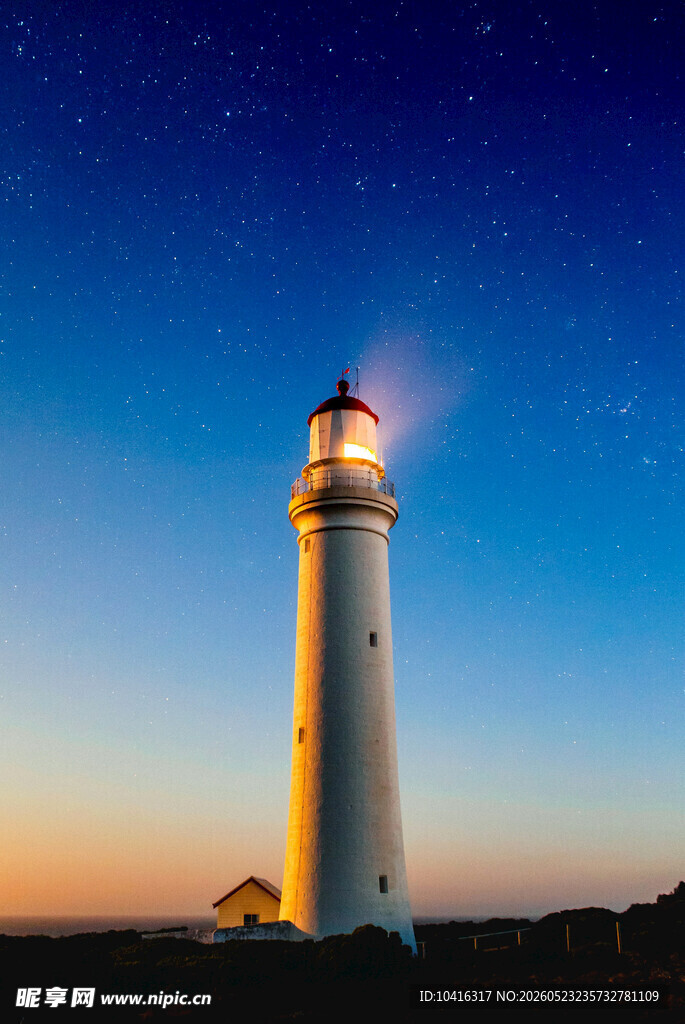 夜幕下的灯塔