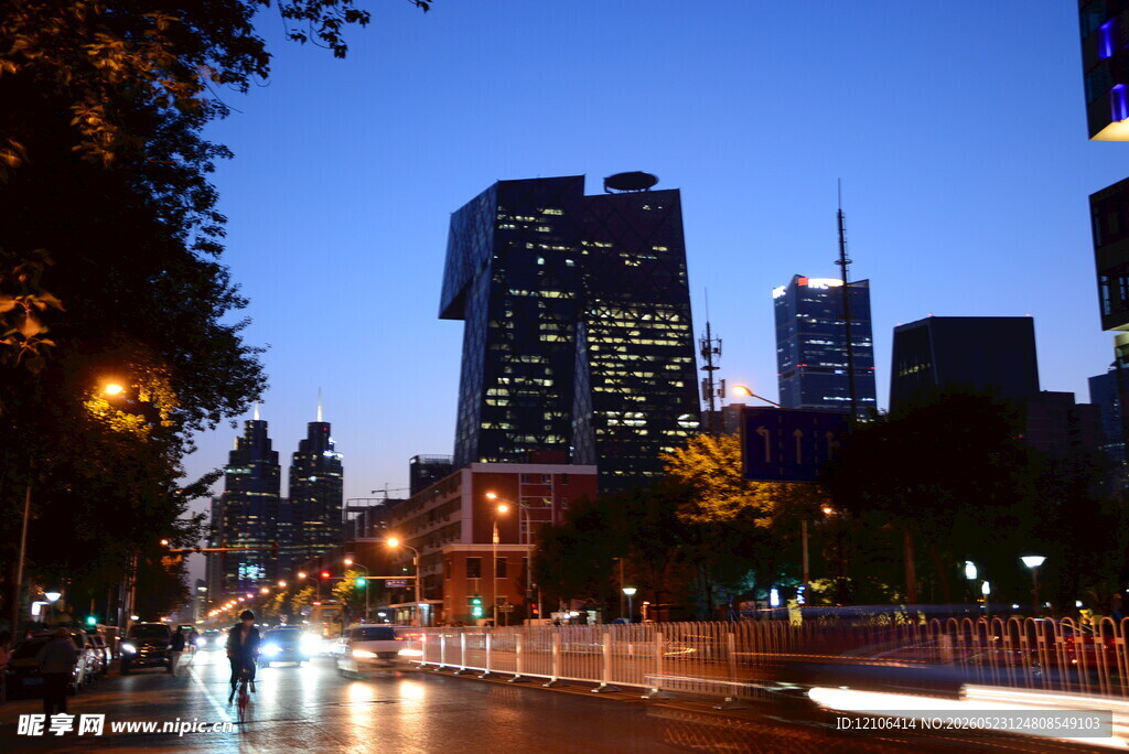 城市夜景中的繁华街道
