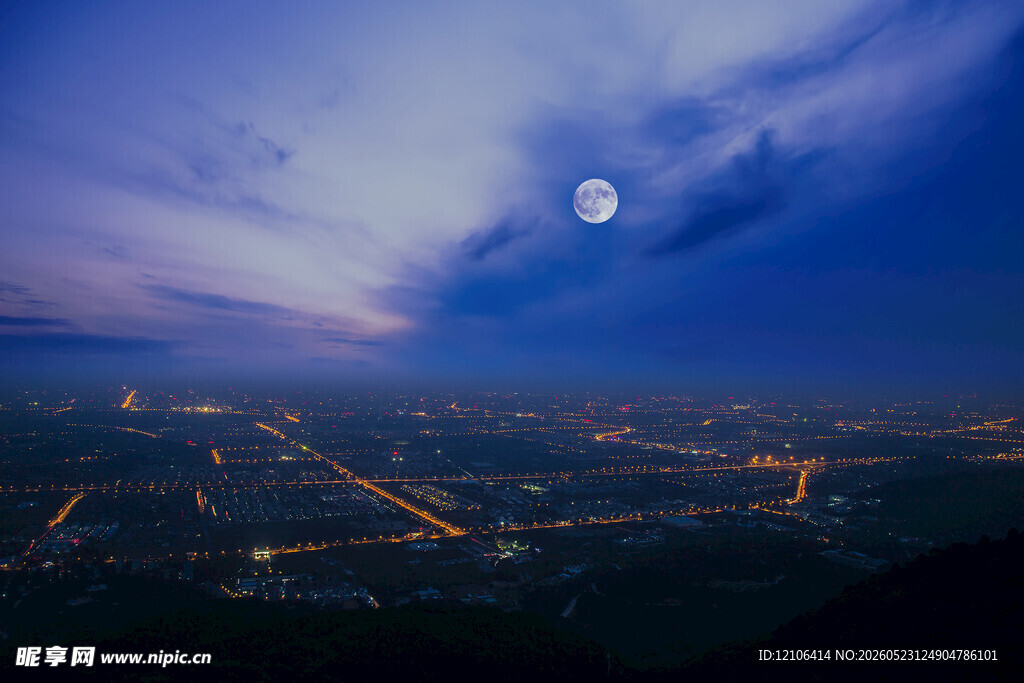 月夜下的城市璀璨灯火