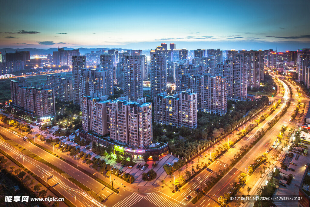 城市夜景中的繁华街道