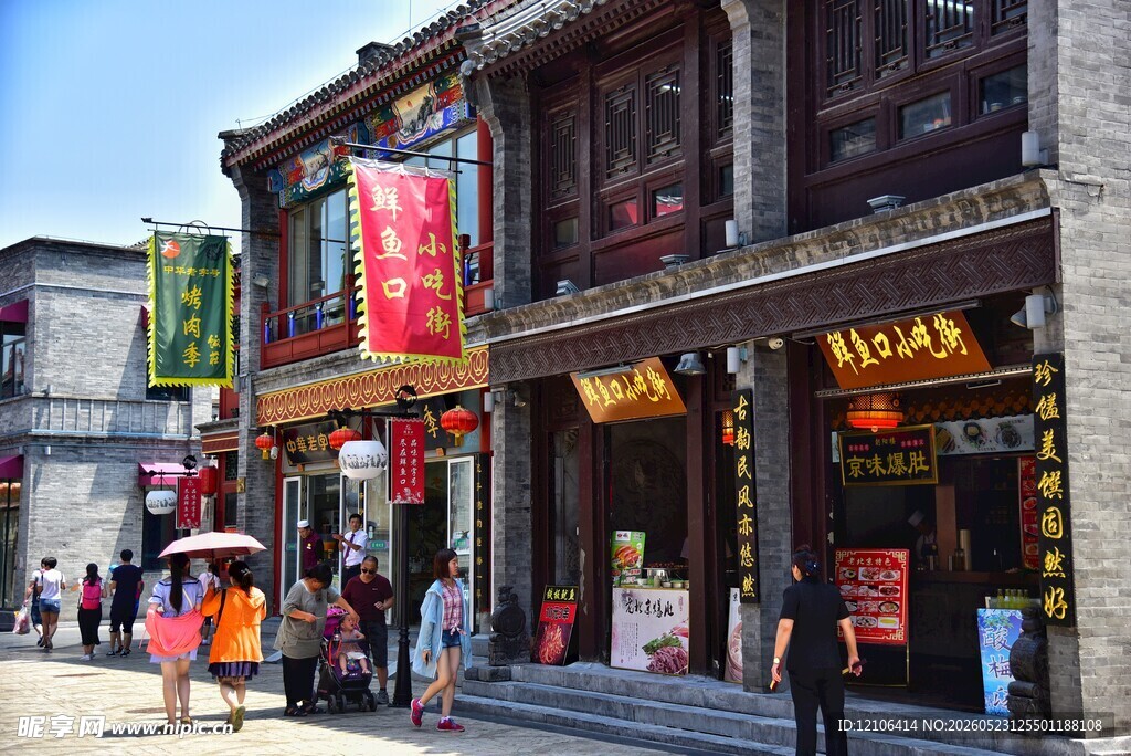 古街商铺行人往来景象
