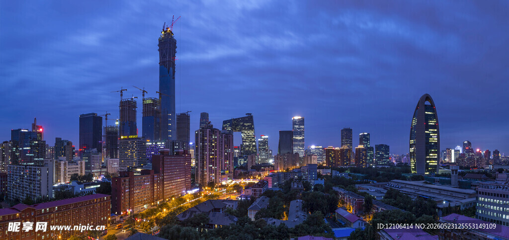 夜幕下的繁华都市天际线