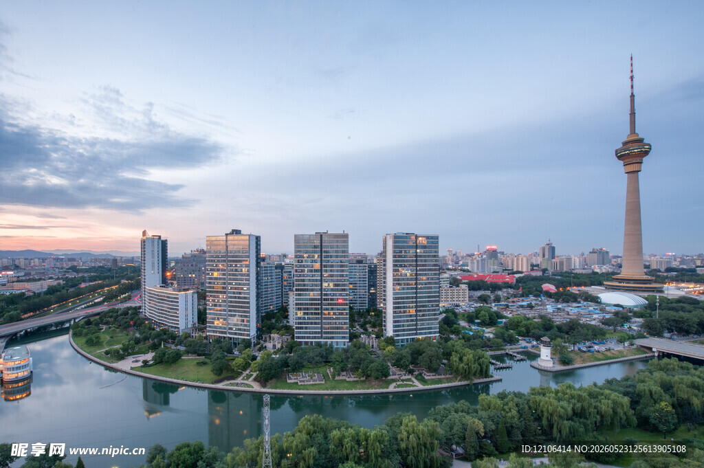 城市河畔与高塔美丽景致