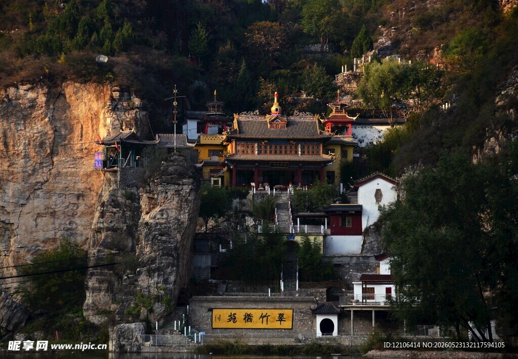 悬崖上的古朴寺庙建筑