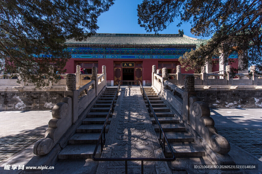 雪后古建庙宇台阶景致
