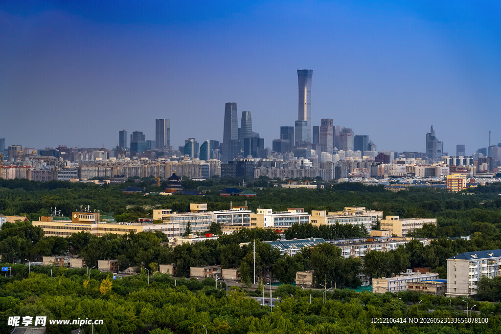 北京城市天际线与绿树景观