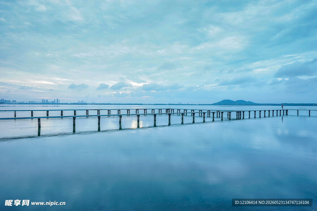 宁静湖面的长栈桥风景