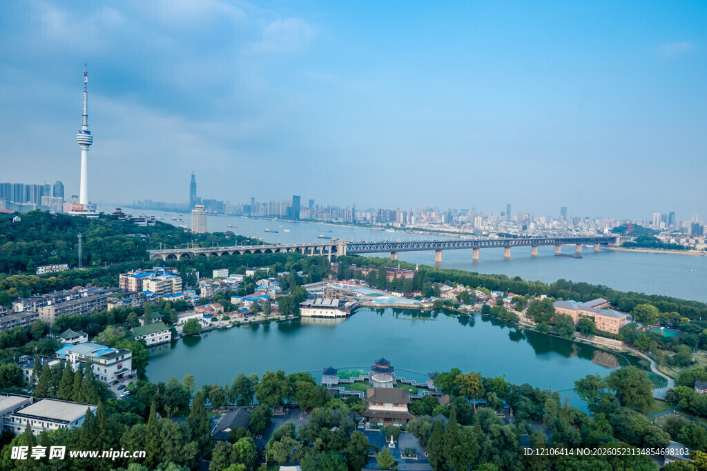城市湖畔全景风光
