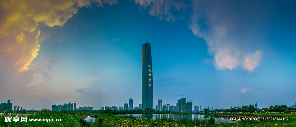 城市天际线与绚丽天空景观