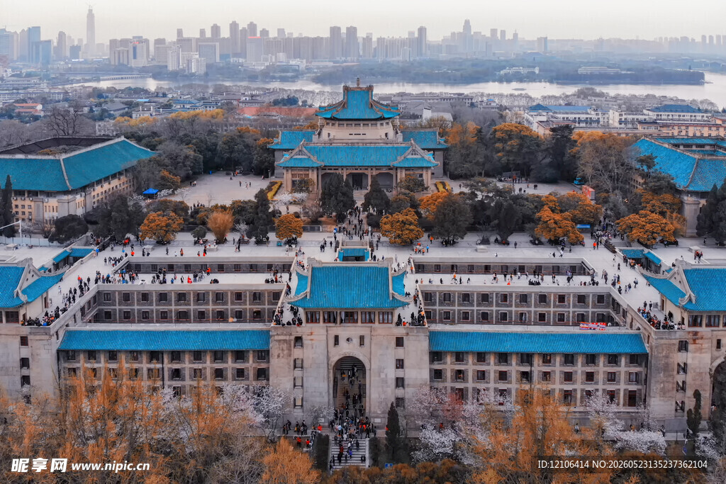 中式建筑群与城市天际线