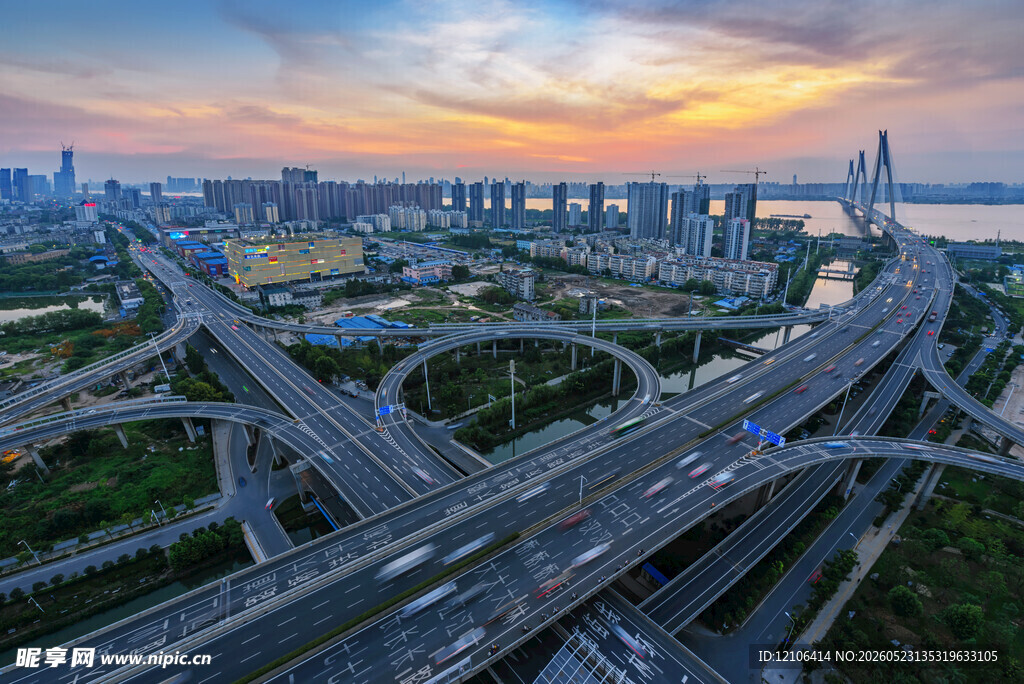 城市交通枢纽壮丽黄昏景