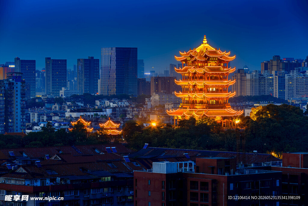 夜幕下的黄鹤楼与城市景观