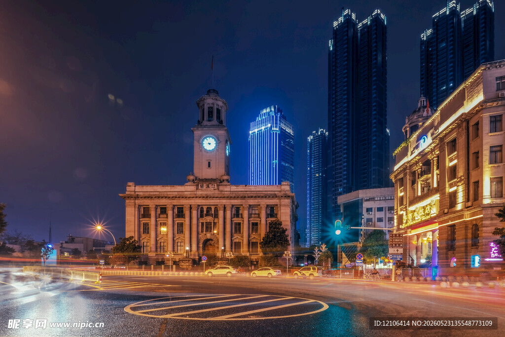 城市夜景中的繁华街道建筑
