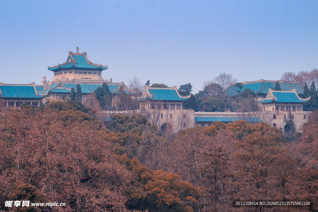 中式古建筑群秋日景致