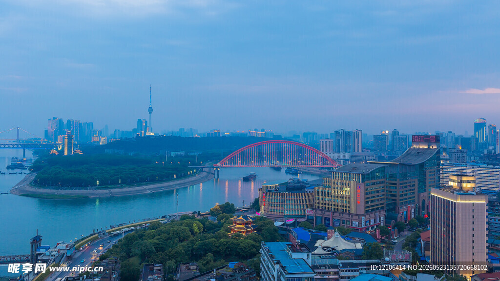 城市江畔风光俯瞰图