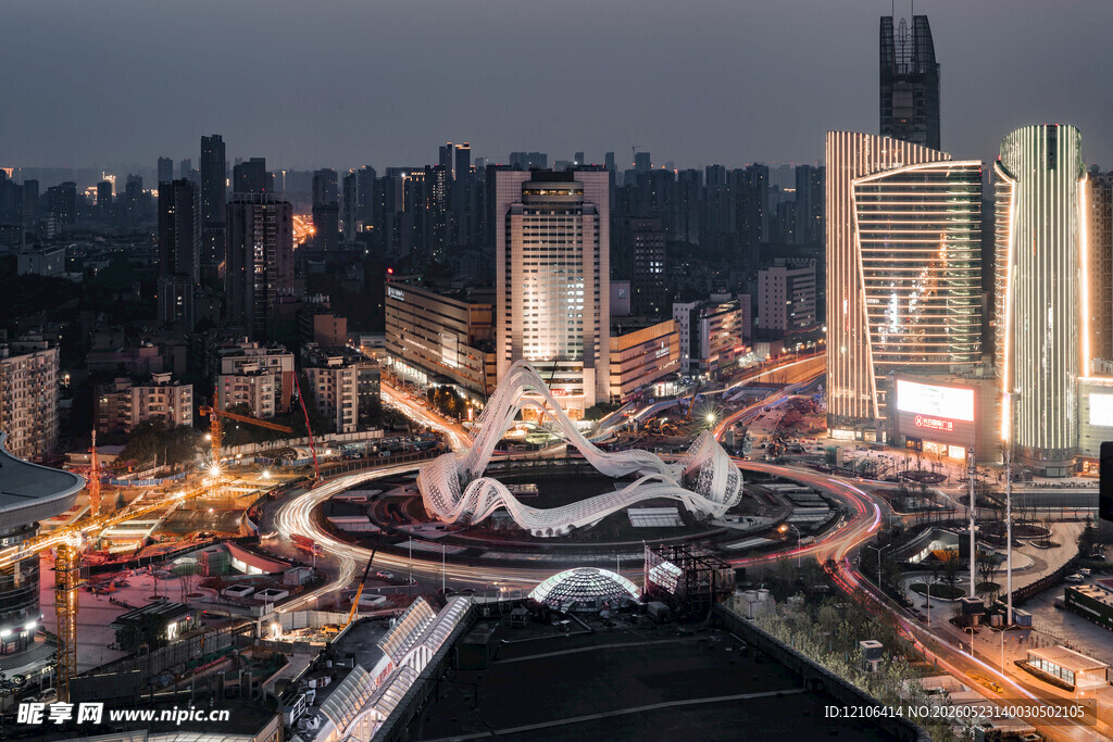 城市夜景中的璀璨建筑群