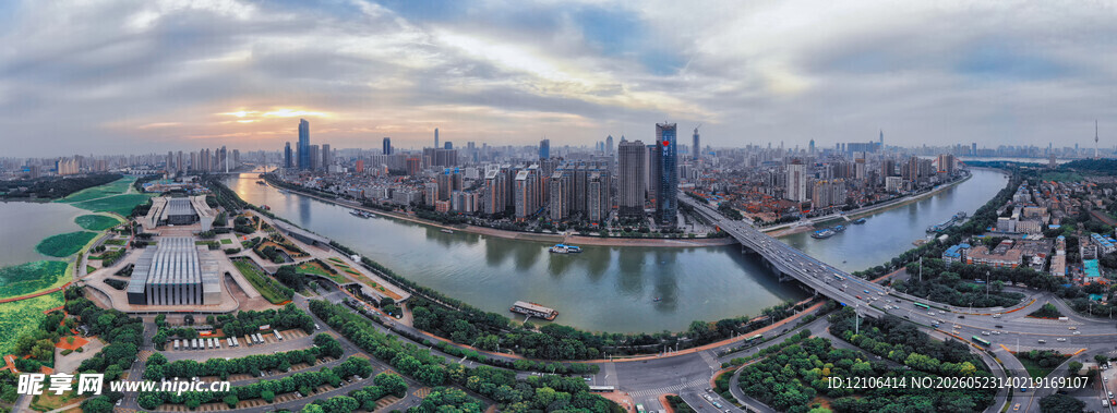 城市河畔全景风光