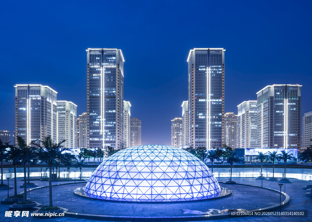 城市夜景中的闪亮圆顶建筑
