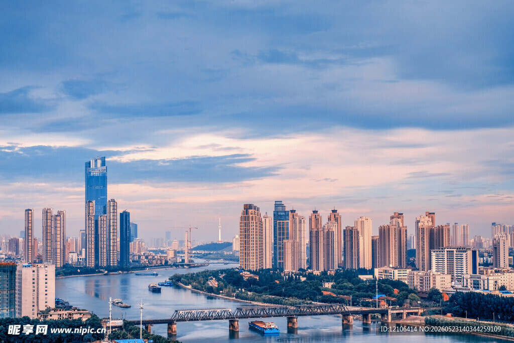 城市天际线与河畔壮丽景观