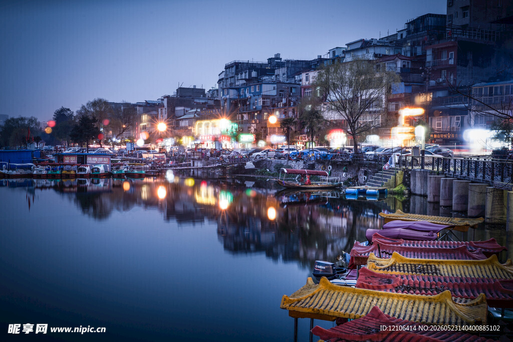 湖畔夜景多彩船只静泊
