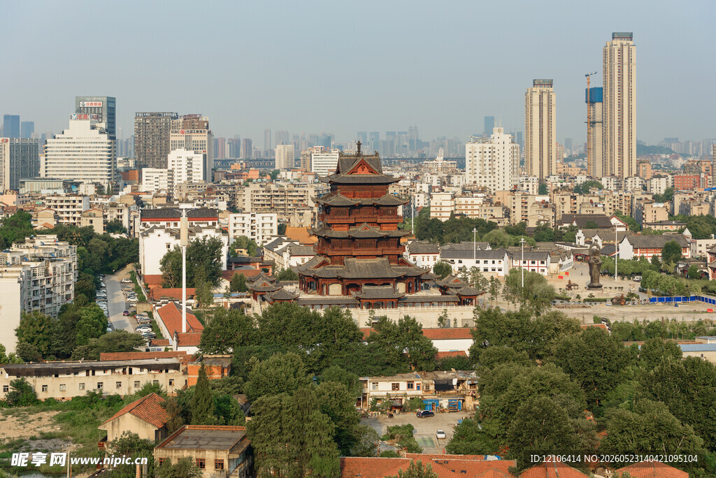 古都塔楼与现代都市景观