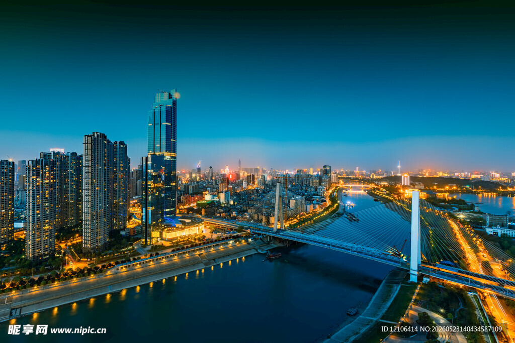 城市河畔夜景灯火璀璨