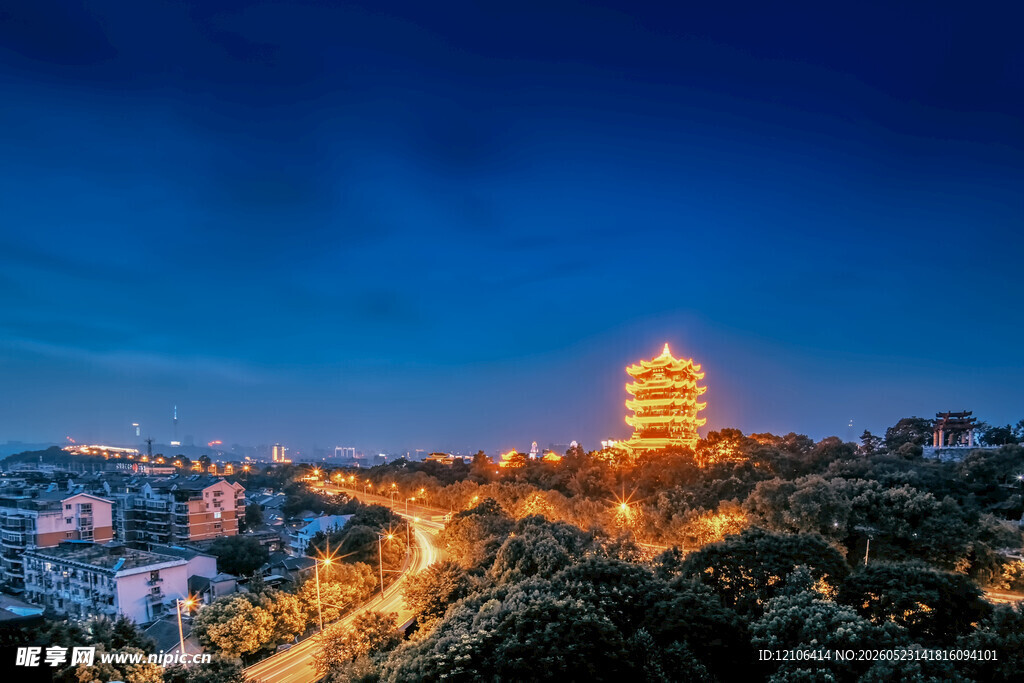 夜幕下的璀璨塔楼景观