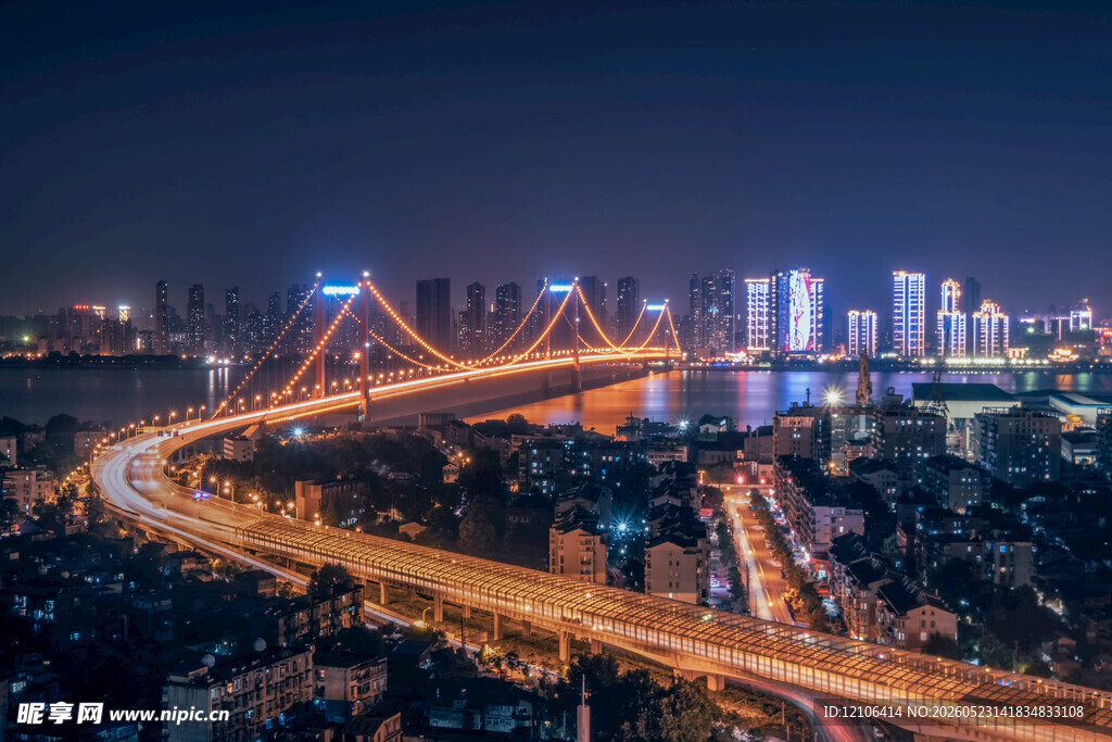 城市夜景中的璀璨桥梁