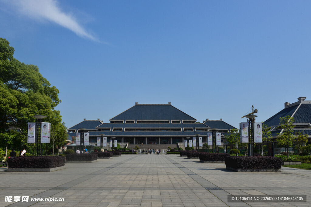 中式传统建筑前的开阔广场