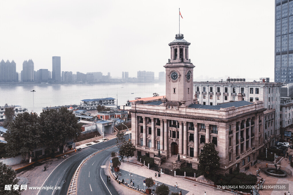 江边复古建筑与城市景观