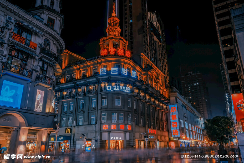 城市夜景中的璀璨建筑