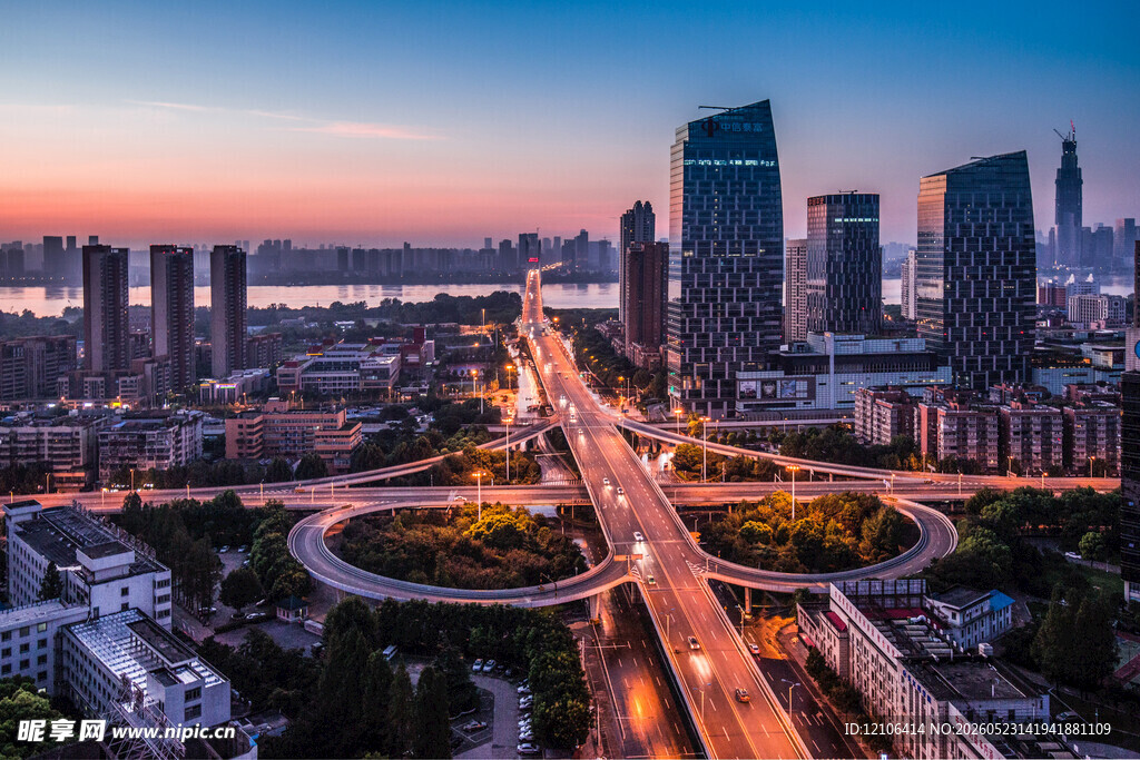 城市黄昏交通与高楼景观