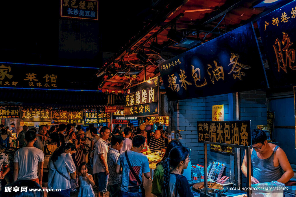 热闹的夜间集市场景