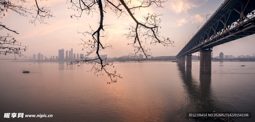 黄昏下的城市桥梁风景