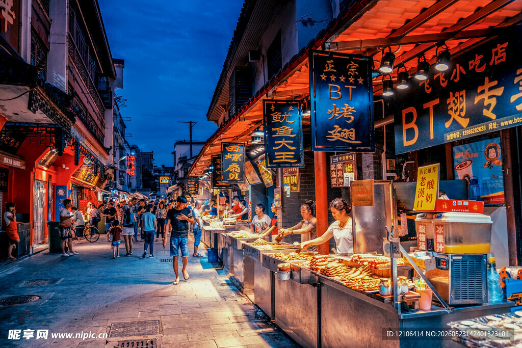 热闹的街头商铺夜景