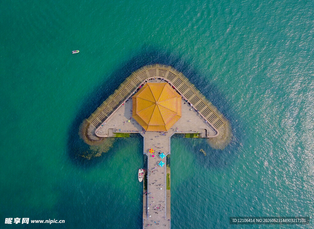 海上唯美栈桥与圆形建筑