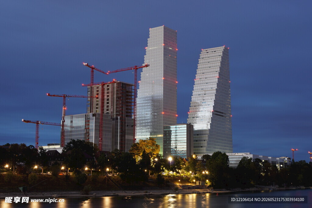 夜幕下的城市摩天建筑景观