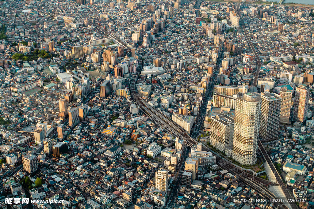 俯瞰繁华都市建筑群