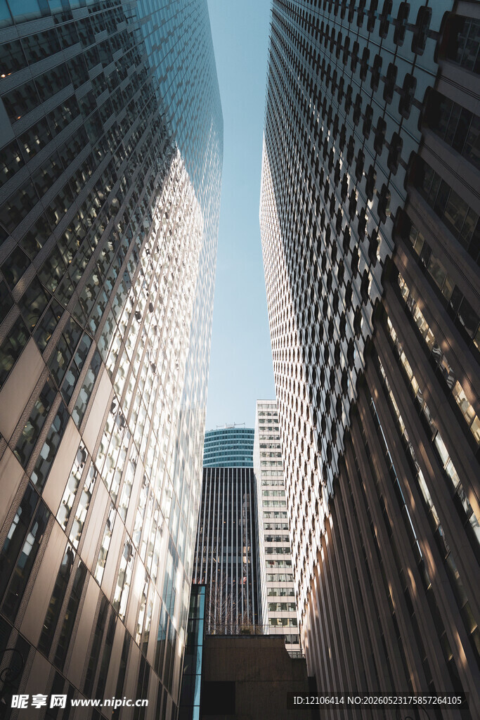 都市高楼间的天空视角